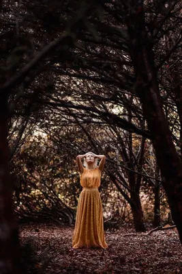 Девушка в лесу. Фотосессия в парке. Девушка в жёлтом платье. Фотосессия с  девушкой