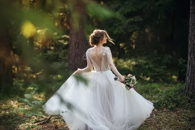 девушка в белом платье на тропинке через лес, девушка в белом платье,  атмосфера, завод фон картинки и Фото для бесплатной загрузки