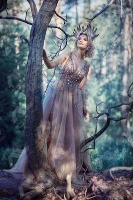 Девушка в лесу | Девушка в платье, Платья, Длинные платья