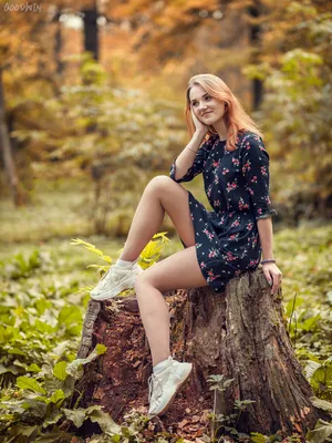 Портрет девушки в красном платье в лесу, профессиональная фотосессия в Риге