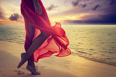 Фотосессия на пляже Макао в волшебном красном платье в Пунта-Кане