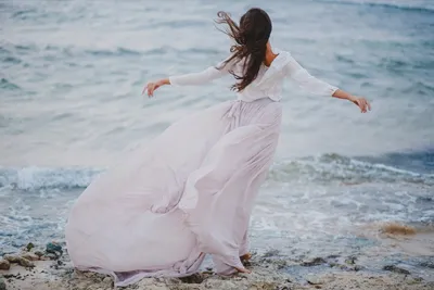 красивая девушка женщины идущая по пляжу в длинном цветочном платье,  струящееся платье для пляжного фото, пляж, платье фон картинки и Фото для  бесплатной загрузки