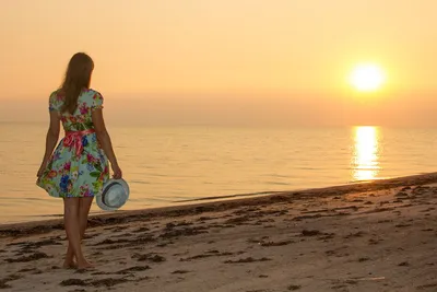 летняя модель позирует на пляже. летнее платье модная женская одежда.  молодая красивая хипстер женщина с соломенной шляпой Стоковое Фото -  изображение насчитывающей очаровывать, рай: 221345394