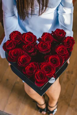 15 роз в колбах в виде сердца — Доставка цветов в Волжском – Green studio