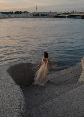 Идея фото летом на озере для девушек в купальнике на берегу и в воде с  подругой