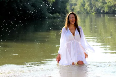 Девушка на закате, фото на закате , фото в воде , вода , красивое фото ,  белое платье , идеи для… | Lake photoshoot, Travel photography inspiration,  Instagram photo