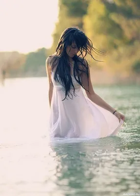 Девушка в платье идет по воде» — создано в Шедевруме