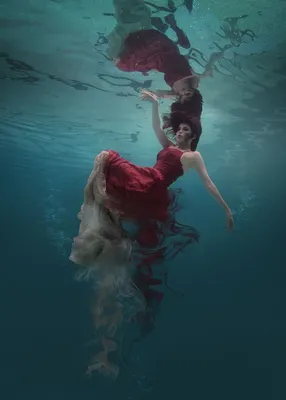 Красивая девушка в белом платье в воде Стоковое Изображение - изображение  насчитывающей выхват, вода: 123817303