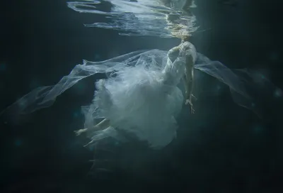 Девушка плавает в воде кружевное …» — создано в Шедевруме