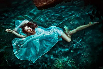 Девушка в летнем платье в воде стоковое фото ©slinky 3731473