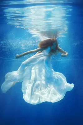 Девушка в платье из под водой. Стоковое Изображение - изображение  насчитывающей свет, грациозно: 210461265