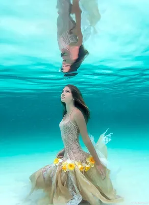 Девушка в платье из воды» — создано в Шедевруме