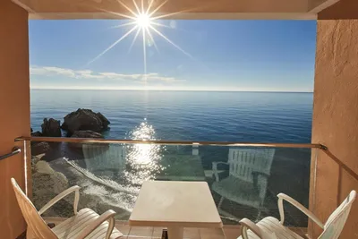 Вид на море с балкона на дешёвом курорте Стоковое Изображение - изображение  насчитывающей ландшафт, перемещение: 157924195