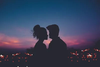 Молодая пара влюбленных туристов на рассвете в каппадокии с воздушными  шарами в небе | Премиум Фото