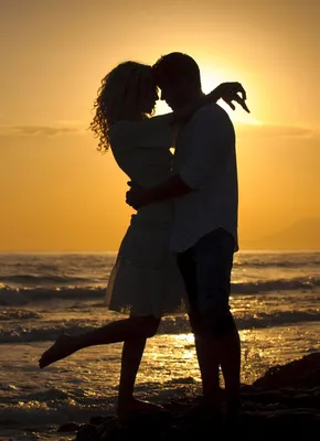 Силуэты влюбленных пар, сидящих на пляже, наблюдающих за закатом и доской с  парусом, Stock Footage Включая: пляж и женский пол - Envato Elements