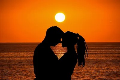 Возлюбленные силуэт на закате. Силуэты влюбленных молодых пар на закате в  лучах заходящего солнца Стоковое Фото - изображение насчитывающей персона,  женщина: 176756930