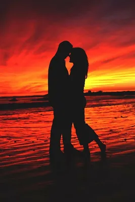 Молодая пара влюбленных пришла на море на закате солнца - обои на рабочий  стол