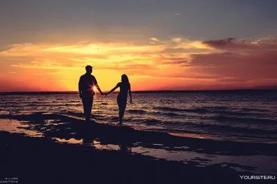 Влюбленная пара вместе смотрит на закат на пляже. день святого валентина. |  Премиум Фото