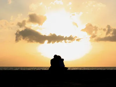 силуэт романтической пары влюблённых обнимается и целуется на ярком закате  на заднем плане. Стоковое Изображение - изображение насчитывающей  красивейшее, концепция: 231372009
