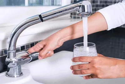 Горячую воду нельзя использовать для питья и пищи - названа причина | РБК  Украина