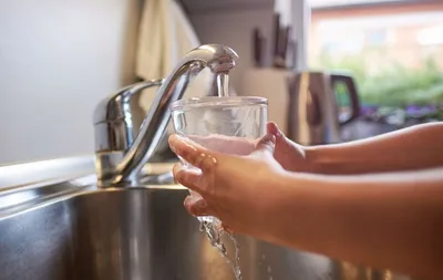 Вода из крана и пускает значение воды по трубам Стоковое Изображение -  изображение насчитывающей латунные, питье: 93048971