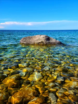 Обои на рабочий стол Брызги воды на нежно-голубом фоне, обои для рабочего  стола, скачать обои, обои бесплатно