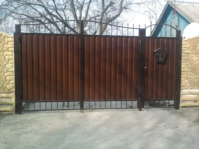 Ворота распашные из профлиста с кованым орнаментом № 4 — Аделисон