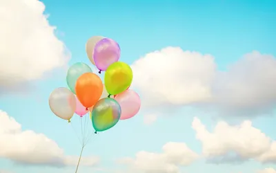 Обои на рабочий стол Разноцветные воздушные шарики в небе, обои для  рабочего стола, скачать обои, обои бесплатно