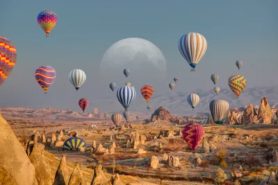 более 100 воздушных шаров летают в небе, 3d рендеринг воздушные шары летают  по голубому небу, Hd фотография фото фон картинки и Фото для бесплатной  загрузки