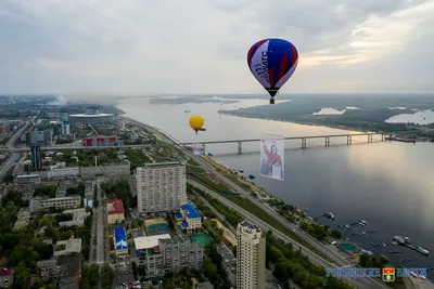 лететь в небе много ярко окрашенных красивых воздушных шаров в каппадосии в  горах рано на рассвете. заполнение Стоковое Изображение - изображение  насчитывающей горяче, небо: 277657837