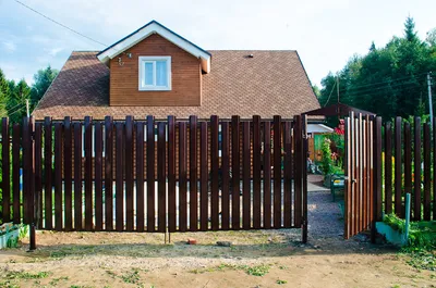 Забор для частного дома в Москве - цены на заборы для загородного дома с  установкой от 740 рублей