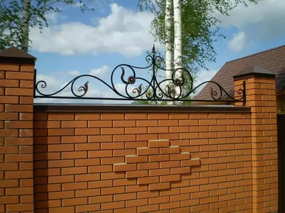 Фигурный кирпичный забор с ковкой для дома купить по цене 2108 руб в Озёры  от производителя