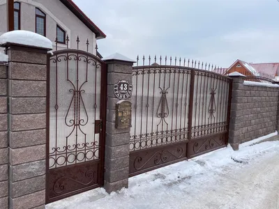 Купить металлический кованый забор с кирпичными столбами В Волоколамске