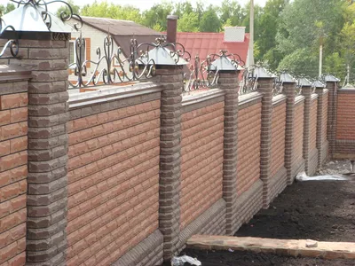 Кованый забор с кирпичными столбами в в Нижнем Новгороде