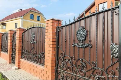 Кирпичный забор с ковкой купить по цене 117000 руб. в Москве от  производителя