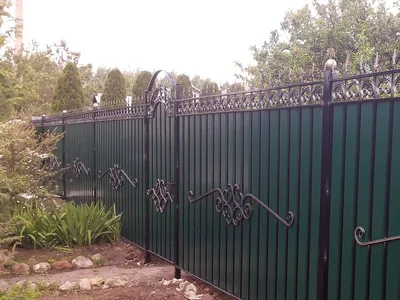 Забор из профнастила с элементами ковки с установкой под ключ в Краснодаре  - ЗаборМонтаж