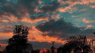 Реальные снимки в высоком разрешении солнечного заката сквозь облака и небо  Фон И картинка для бесплатной загрузки - Pngtree