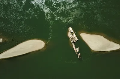 Затонувшие корабли, которые видны сквозь толщу воды