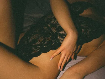 Женская эякуляция жопастой девушки, устроившей соло на кровати с дилдо
