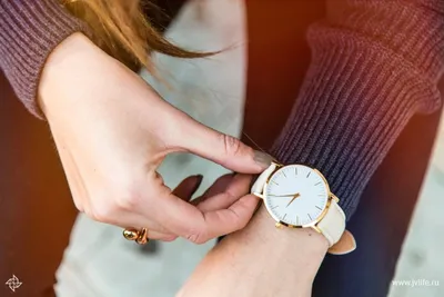 На какой руке носят часы мужчины и женщины — почему одевают часы на левую  руку, как правильно и можно ли на правую