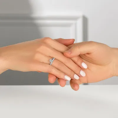 Фото женской руки с обручальным кольцом фото