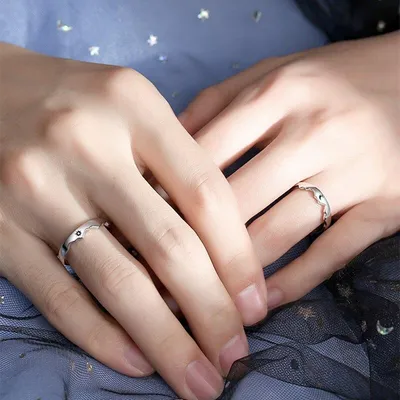 Женские руки с маникюром и обручальным кольцом