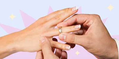 Руки человека и женщины с обручальными кольцами Стоковое Фото - изображение  насчитывающей прелюбодеяния, влюбленность: 49417444