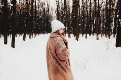 Девушка зимой в лесу (62 фото) »