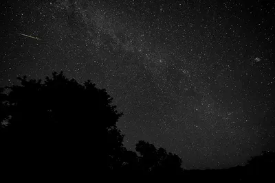 Звезды в небе и городе ночью Стоковое Изображение - изображение  насчитывающей перемещение, молочный: 151640163
