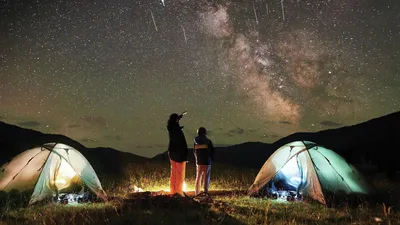 Реальная Фотография Звездного Неба Сделанная Через Телескоп Яркие Красочные  Звезды В Бесконечном Пространстве Нашей Вселенной — стоковые фотографии и  другие картинки Planetarium - Building - iStock