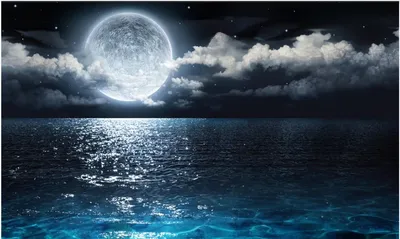 Луна ярко ночи звездного неба отраженного в море Стоковое Изображение -  изображение насчитывающей луна, лунно: 166260719
