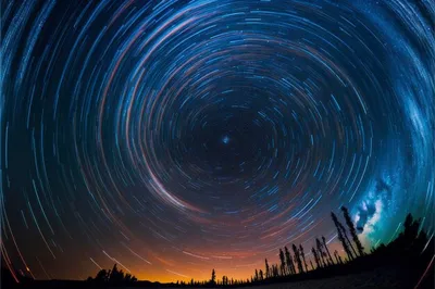 На фоне ночного неба, звездное небо выстрелили в долгой выдержки Стоковое  Изображение - изображение насчитывающей побежка, яркое: 197615397