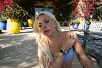 Леди Гага удивила поклонников редким фото без макияжа