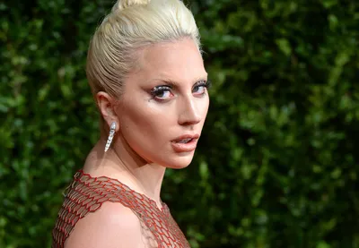 Леди Гага без макияжа и в футболке спела на Оскаре-2023 - видео - Showbiz